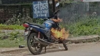 चलती होंडा शाइन बनी आग का गोला, युवक ने कूदकर बचाई जान; रायपुर के भाठागांव में सड़क पर मची अफरा-तफरी 3 image 2026 08 03t135353564 1785745799 1
