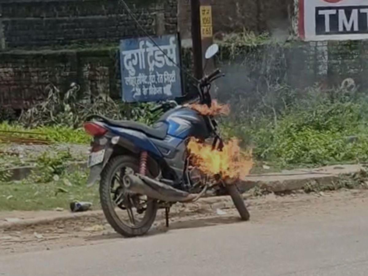 चलती होंडा शाइन बनी आग का गोला, युवक ने कूदकर बचाई जान; रायपुर के भाठागांव में सड़क पर मची अफरा-तफरी 1 image 2026 08 03t135353564 1785745799 1