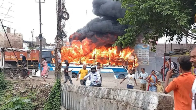 पटना में सड़क हादसे के बाद बवाल: युवक की मौत से भड़की भीड़, बस समेत 5 गाड़ियां फूंकीं, पुलिस पर पथराव 3 navjivanindia 2026 08 07 rugy1ns6 patna protest 1 1