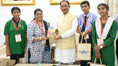 राष्ट्रपति से मिलकर लौटे छत्तीसगढ़ के प्रतिभावान छात्र CM साय से मिले: नुकेश को द्रौपदी मुर्मु ने बांधी राखी, छात्राओं ने किया सुवा नृत्य 3 IMG 20260901 WA0040