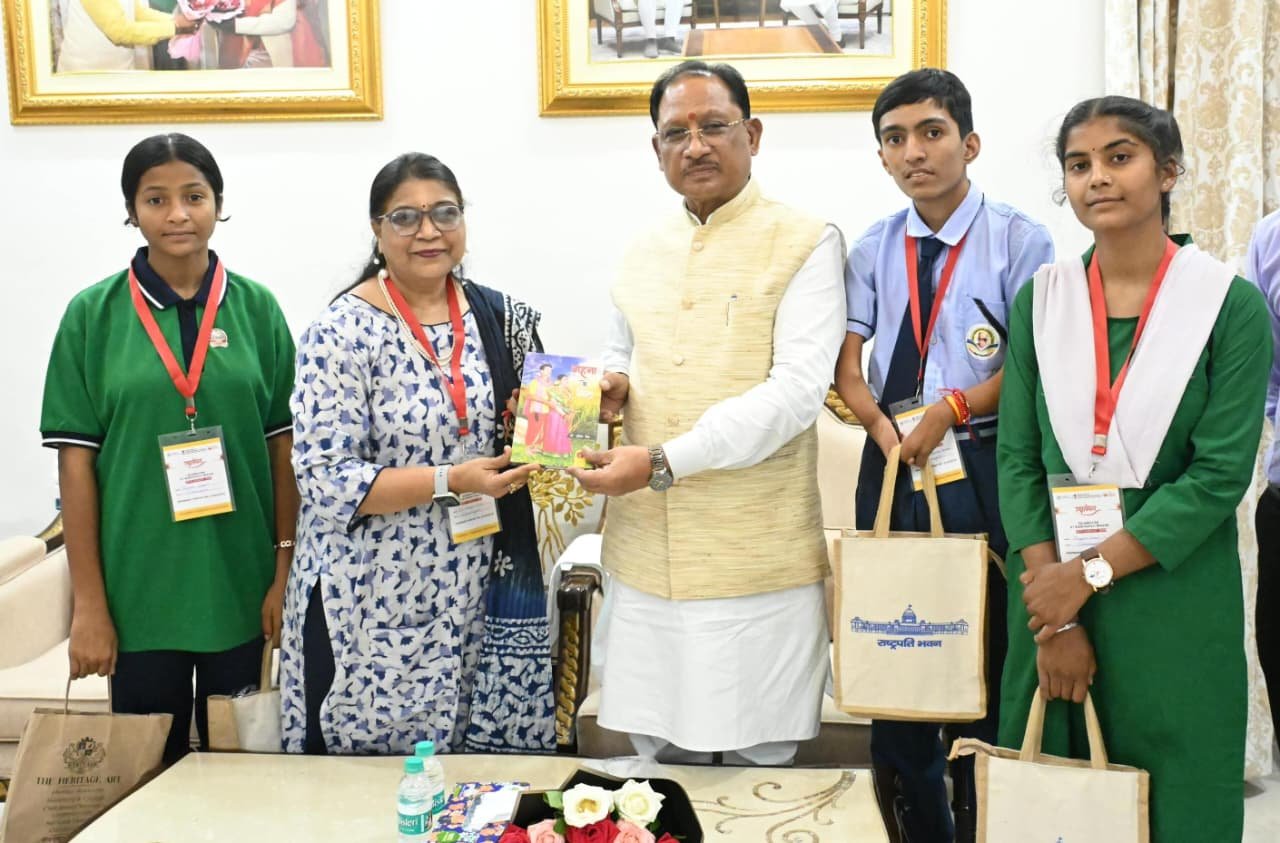 राष्ट्रपति से मिलकर लौटे छत्तीसगढ़ के प्रतिभावान छात्र CM साय से मिले: नुकेश को द्रौपदी मुर्मु ने बांधी राखी, छात्राओं ने किया सुवा नृत्य 1 IMG 20260901 WA0040