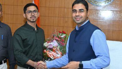 KBC में दिखा बलौदाबाजार के योगेश साहू का हुनर : IIT बॉम्बे के बाद UPSC की तैयारी, कलेक्टर कुलदीप शर्मा ने दिए सफलता के टिप्स 3 IMG 20260904 WA0015
