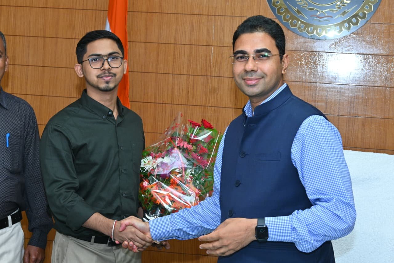 KBC में दिखा बलौदाबाजार के योगेश साहू का हुनर : IIT बॉम्बे के बाद UPSC की तैयारी, कलेक्टर कुलदीप शर्मा ने दिए सफलता के टिप्स 1 IMG 20260904 WA0015