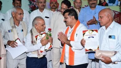 कवर्धा में 108 शिक्षकों का सम्मान, विजय शर्मा ने गुरुजनों के चरण स्पर्श कर लिया आशीर्वाद, बोले- शिक्षक समाज के अग्रणी राष्ट्र निर्माता 3 IMG 20260905 WA0049