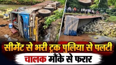 राजिम में देर रात पुलिया पर पलटी सीमेंट लदी ट्रक: सड़क पर बिखरा माल; चालक फरार, पुलिस ने शुरू की जांच 3 IMG 20260908 WA0018