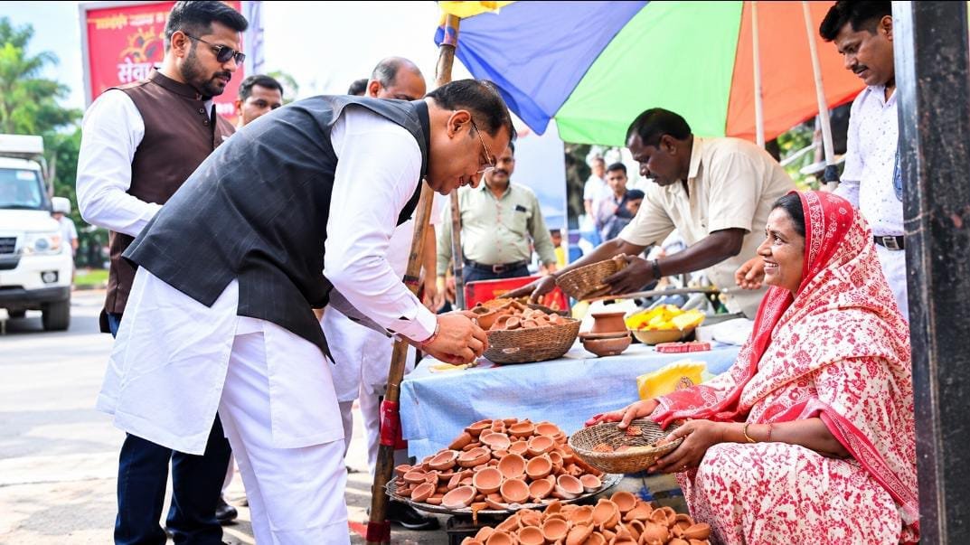 CM साय अचानक दीया बेच रही मीरा के पसरे पर पहुंचे: 1000 रुपए देकर खरीदा दीया, जनधन-महतारी वंदन योजना का पूछा हाल 1 IMG 20260915 WA0040