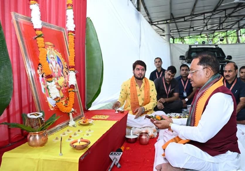 CM साय ने मुख्यमंत्री निवास में भगवान विश्वकर्मा की पूजा की, बोले- श्रम, कौशल और सृजन से ही समृद्ध छत्तीसगढ़ का निर्माण संभव 1 IMG 20260917 WA0017