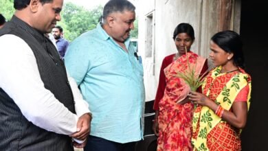 सेवा संकल्प अभियान में ग्रामीणों के बीच पहुंचे राजेश अग्रवाल : पक्के घर से बदली जिंदगी देखी, आयुष्मान लाभार्थी से भी मिले 3 IMG 20260917 WA0031