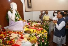 CM साय ने बनोरा आश्रम में पंगत में बैठकर प्रसाद ग्रहण किया : बाबा प्रियदर्शी राम से लिया आशीर्वाद, विद्या मंदिर के नए भवन का लोकार्पण 1 IMG 20260918 WA0073