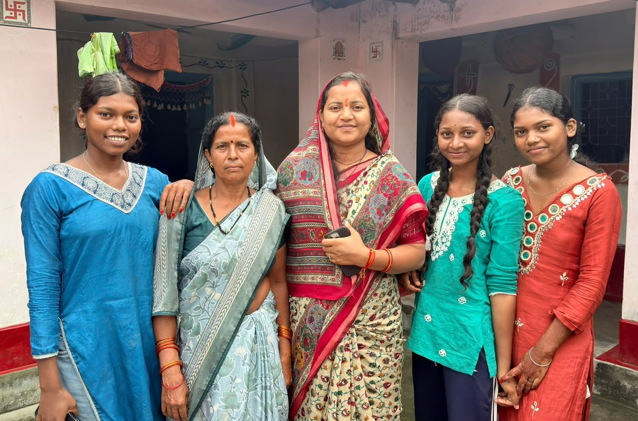 मंत्री लक्ष्मी राजवाड़े पहुंचीं कुंजनगर : महिलाओं से किया सीधा संवाद, महतारी वंदन और मातृ वंदना योजना के लाभ की ली जानकारी 1 IMG 20260922 WA0025