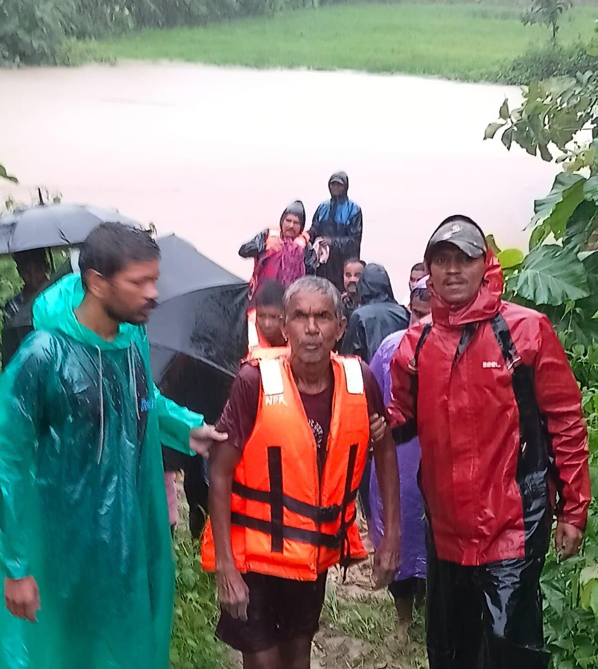 नारायणपुर में माड़ीन नदी का जलस्तर बढ़ा : पेड़ पर फंसे 55 वर्षीय ग्रामीण को रेस्क्यू टीम ने सुरक्षित बाहर निकाला 1 IMG 20260926 WA0064