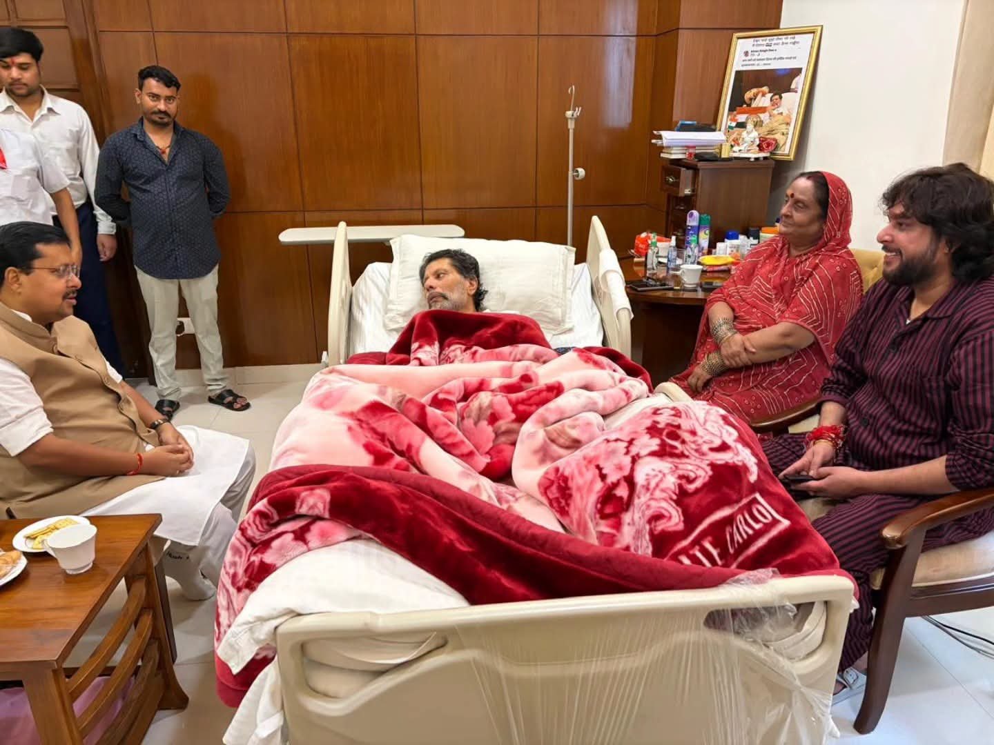 किरण सिंह देव से नितिन नबीन की मुलाकात : स्वास्थ्य का जाना हाल और डॉक्टरों से लिया अपडेट 1 WhatsApp Image 2026 09 03 at 12.49.21 PM