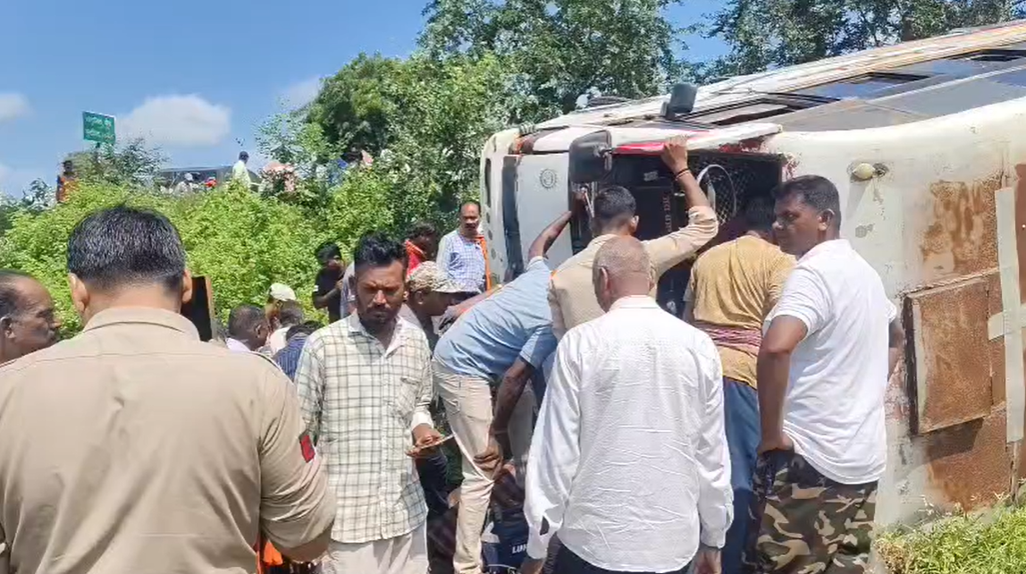 CG Accident News: कर्मचारियों से भरी बस पलटी, एक की मौत, 20 से ज्यादा घायल 1 image 257