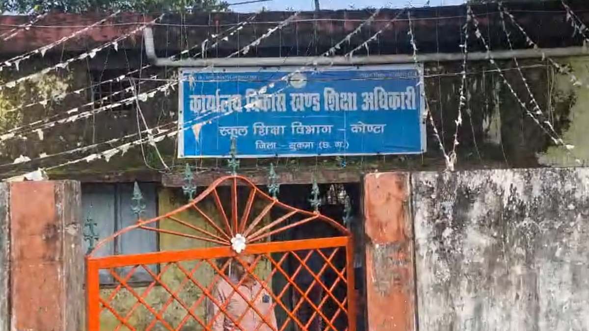 शिक्षक से एक महीने तक लगवाए चक्कर, फिर मांगा 80 हजार कमीशन: कोंटा BEO 10 हजार रिश्वत लेते ACB के हत्थे चढ़ा 1 image 64 1 1
