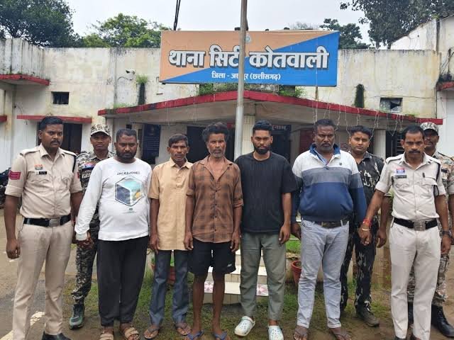 ऑपरेशन शंखनाद में जशपुर पुलिस की बड़ी कार्रवाई : 8 गोवंश मुक्त, 1 आरोपी गिरफ्तार; पुराने केसों के 5 फरार भी पकड़े 1 images 14 2