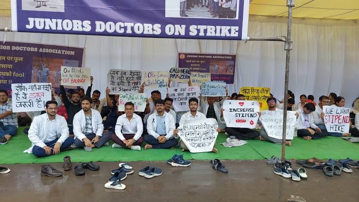 आश्वासन के बाद आदेश नहीं हुआ तो भड़के जूनियर डॉक्टर: 21 सितंबर से OPD बहिष्कार, 23 सितंबर से इमरजेंसी सेवाएं बंद करने की तैयारी 1 images 14 23