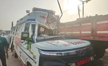 रायपुर से जगदलपुर लौट रही एंबुलेंस का एक्सीडेंट: अंदर शव और परिजन थे सवार, ट्रैक्टर से टक्कर में नर्स की मौत 3 58fa5780 c08d 4609 bbbf cac9e19360a4 1790840134159 1
