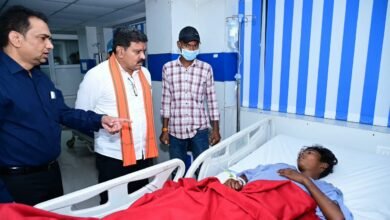 मरकाटोला घाट हादसे में घायलों से मिले विजय शर्मा: अस्पताल पहुंचकर जाना हाल, डॉक्टरों को बेहतर इलाज के दिए निर्देश 5 IMG 20261001 WA0031