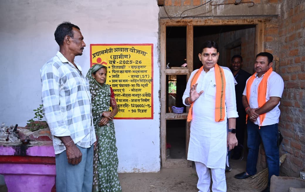 पक्का घर, गैस और नल-जल से बदली तस्वीर: मोहला-मानपुर पहुंचकर मंत्री टंक राम वर्मा ने जाना योजनाओं का असर 1 IMG 20261007 WA0016