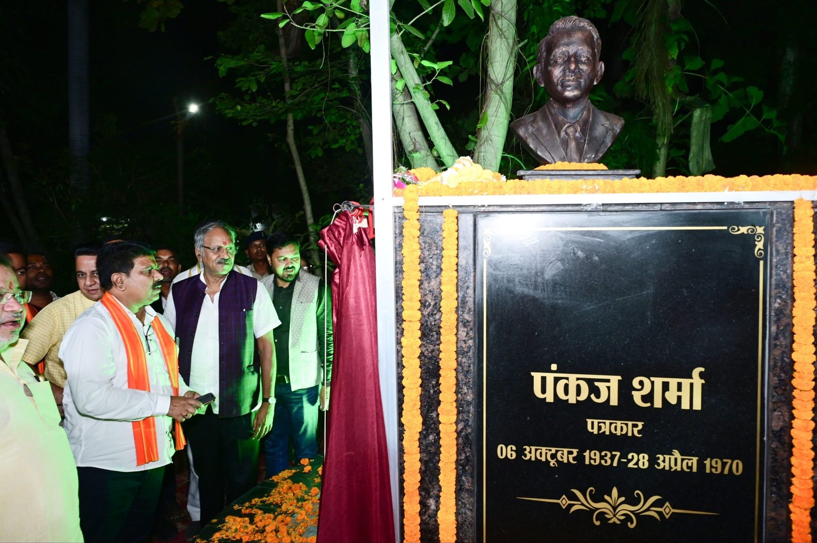 रायपुर में पत्रकार पंकज शर्मा की प्रतिमा का अनावरण: डॉक्यूमेंट्री में दिखा सफर, विजय शर्मा ने कहा—नई पीढ़ी के लिए हमेशा रहेंगे प्रेरणास्रोत 1 IMG 20261007 WA0034 scaled