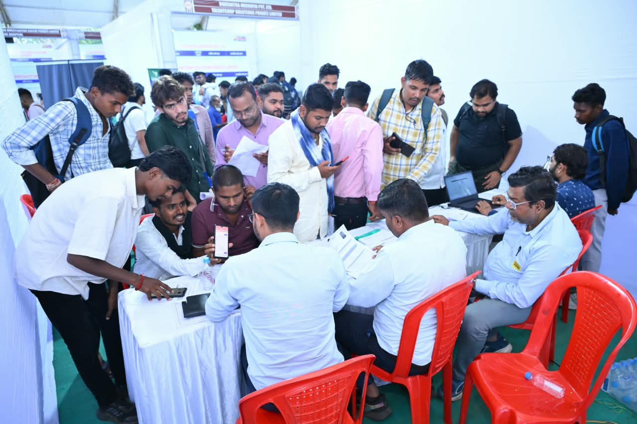 नौकरी की तलाश में पहुंचे हजारों युवा: रोजगार मेले में 5,018 पंजीयन, 85 कंपनियों ने 2 हजार से ज्यादा चुने 1 IMG 20261007 WA0064