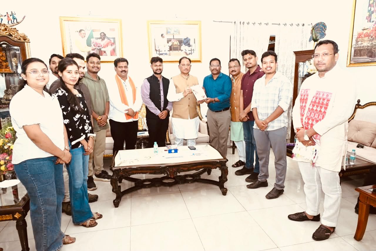 करम परब महोत्सव में जुटेगा आदिवासी समाज: CM विष्णु देव साय होंगे मुख्य अतिथि, कंवर समाज ने सौंपा आमंत्रण 1 IMG 20261009 WA0019
