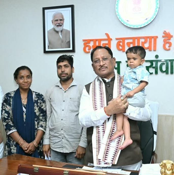 बेटे के इलाज के लिए परेशान किसान पिता को CM साय का सहारा, दुर्लभ बीमारी के उपचार हेतु मंजूर किए 12 लाख 1 IMG 20261011 WA0001