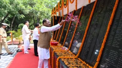 पुलिस स्मृति दिवस पर CM साय ने शहीद जवानों को किया नमन, बोले- जवानों के बलिदान से छत्तीसगढ़ में शांति और सुरक्षा का नया अध्याय 3 IMG 20261021 WA0019