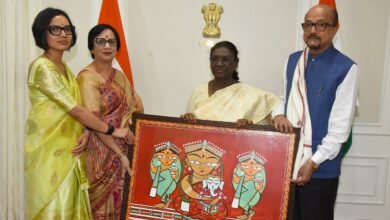 लोकभवन में राष्ट्रपति मुर्मु को मिले छत्तीसगढ़ के खास उपहार: पहाड़ी मैना की प्रतिकृति और प्रसिद्ध कोसा साड़ी भेंट की गई 3 IMG 20261022 WA0092