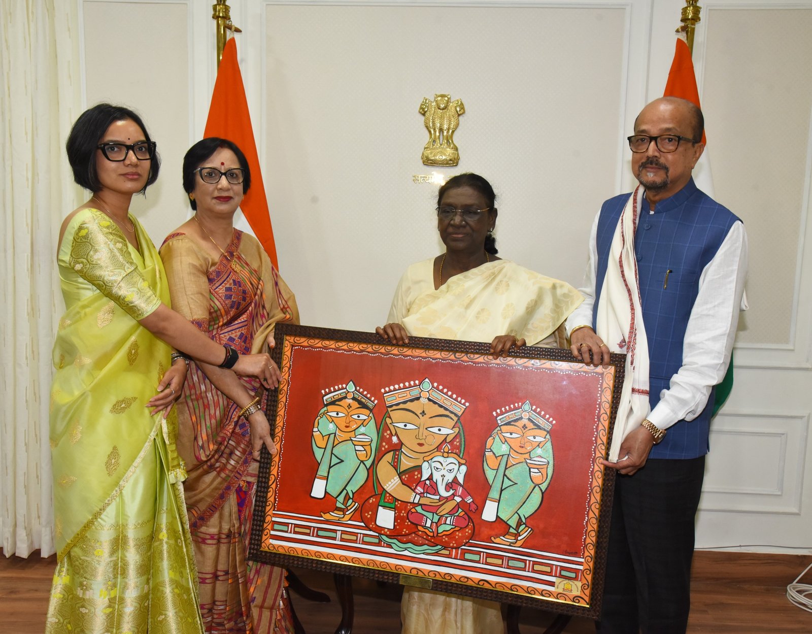 लोकभवन में राष्ट्रपति मुर्मु को मिले छत्तीसगढ़ के खास उपहार: पहाड़ी मैना की प्रतिकृति और प्रसिद्ध कोसा साड़ी भेंट की गई 1 IMG 20261022 WA0092