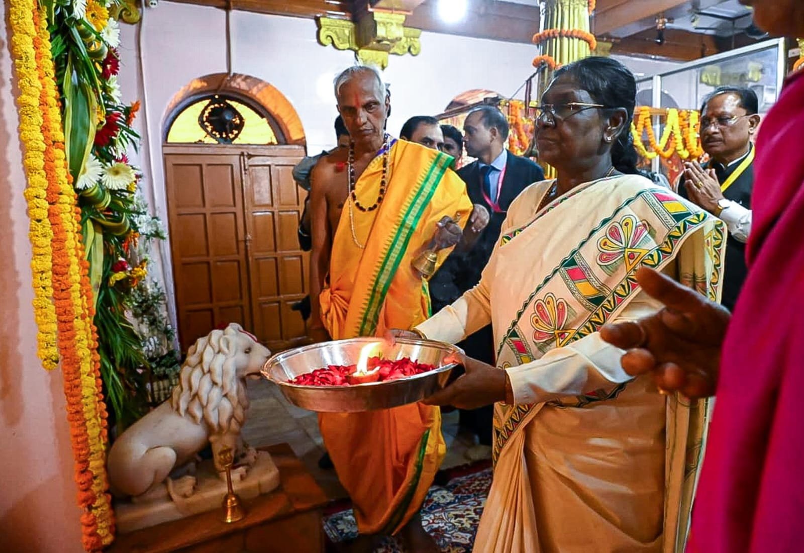 बस्तर की आराध्य देवी के दरबार पहुंचीं राष्ट्रपति मुर्मु: मां दंतेश्वरी से मांगी देश की खुशहाली, पारंपरिक तरीके से हुआ स्वागत 1 IMG 20261023 WA0006