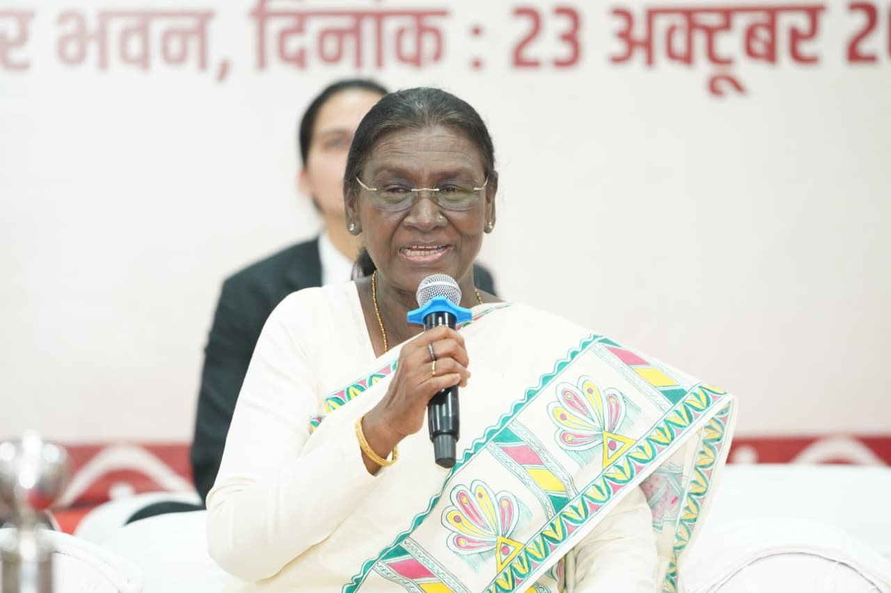 बस्तर के मुरिया दरबार में राष्ट्रपति मुर्मु का संबोधन: बोलीं- मैं भी मांझी की बेटी हूं, आदिवासी परंपराएं सुशासन की मिसाल 1 IMG 20261023 WA0044
