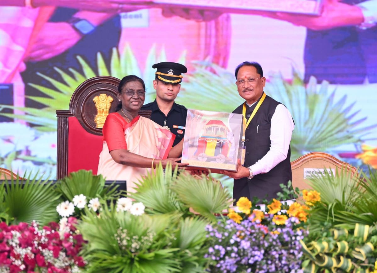 बस्तर दशहरा में राष्ट्रपति मुर्मु का संदेश- जनजातीय प्रतिभाओं को मिले अवसर: मांझियों का मानदेय ₹5 हजार और चालकी का ₹3,500 हुआ 1 IMG 20261023 WA0055