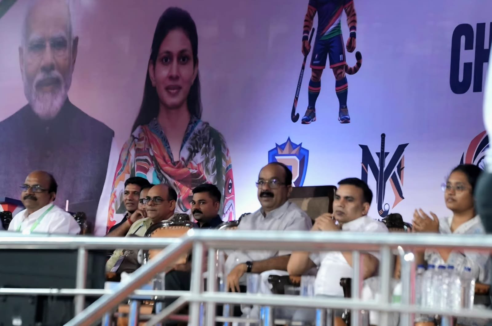 युवराज वाल्मीकि के 3 गोल से चक्रधर चैंपियंस टॉप पर: संस्कारधानी स्ट्राइकर्स को 6-4 से हराया, उप मुख्यमंत्री अरुण साव भी मैच देखने पहुंचे 1 IMG 20261023 WA0070