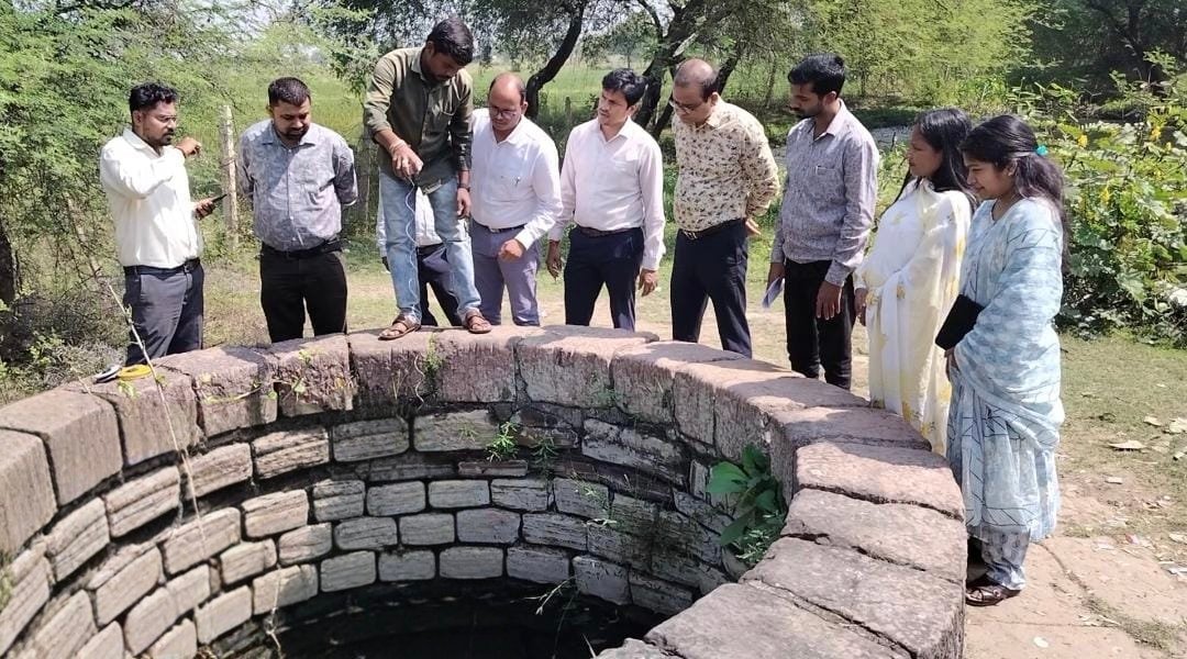 ग्रामीणों को रोजगार, खेतों को फलदार पेड़ और गांवों को सुविधाएं देने पर जोर: बेमेतरा में आयुक्त का दौरा, अधिकारियों को दिए सख्त निर्देश 1 IMG 20261026 WA0049