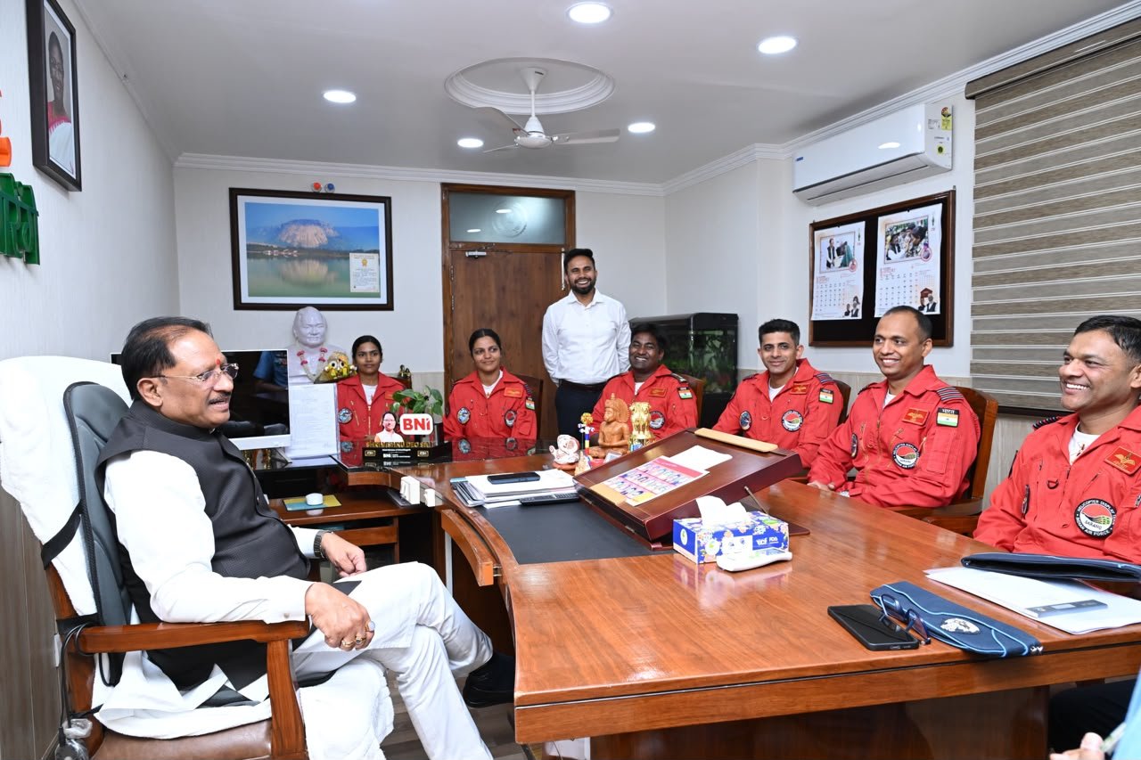 Sarang Helicopter Team Calls on Chhattisgarh Chief Minister Ahead of Rajyotsava 1 IMG 20261028 WA0059