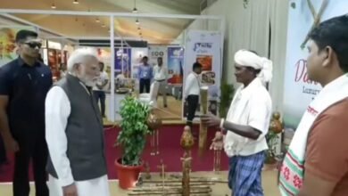 बस्तर के कलाकारों ने PM मोदी का जीता ध्यान: बस्तरिया रेला की प्रस्तुति से किया स्वागत, बांस शिल्प और कोसा की सराहना की 5 IMG 20261030 WA0064