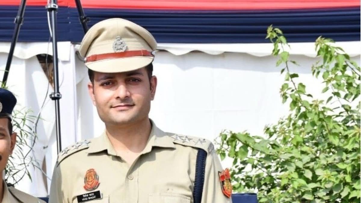 delhi police vivek bhagat 053337843 original sixteen to nine